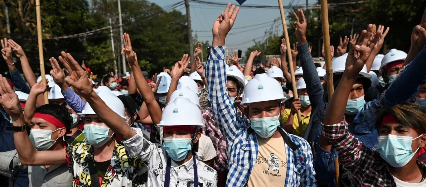 Συνεχίζονται οι συγκρούσεις στην Μιανμάρ - Σοκάρει το βίντεο με τον πυροβολισμό διαδηλώτριας (βίντεο)